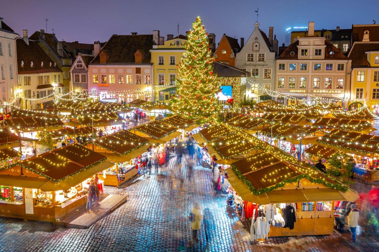 Julemarked på rådhusplassen i gamlebyen i Tallinn, Estland