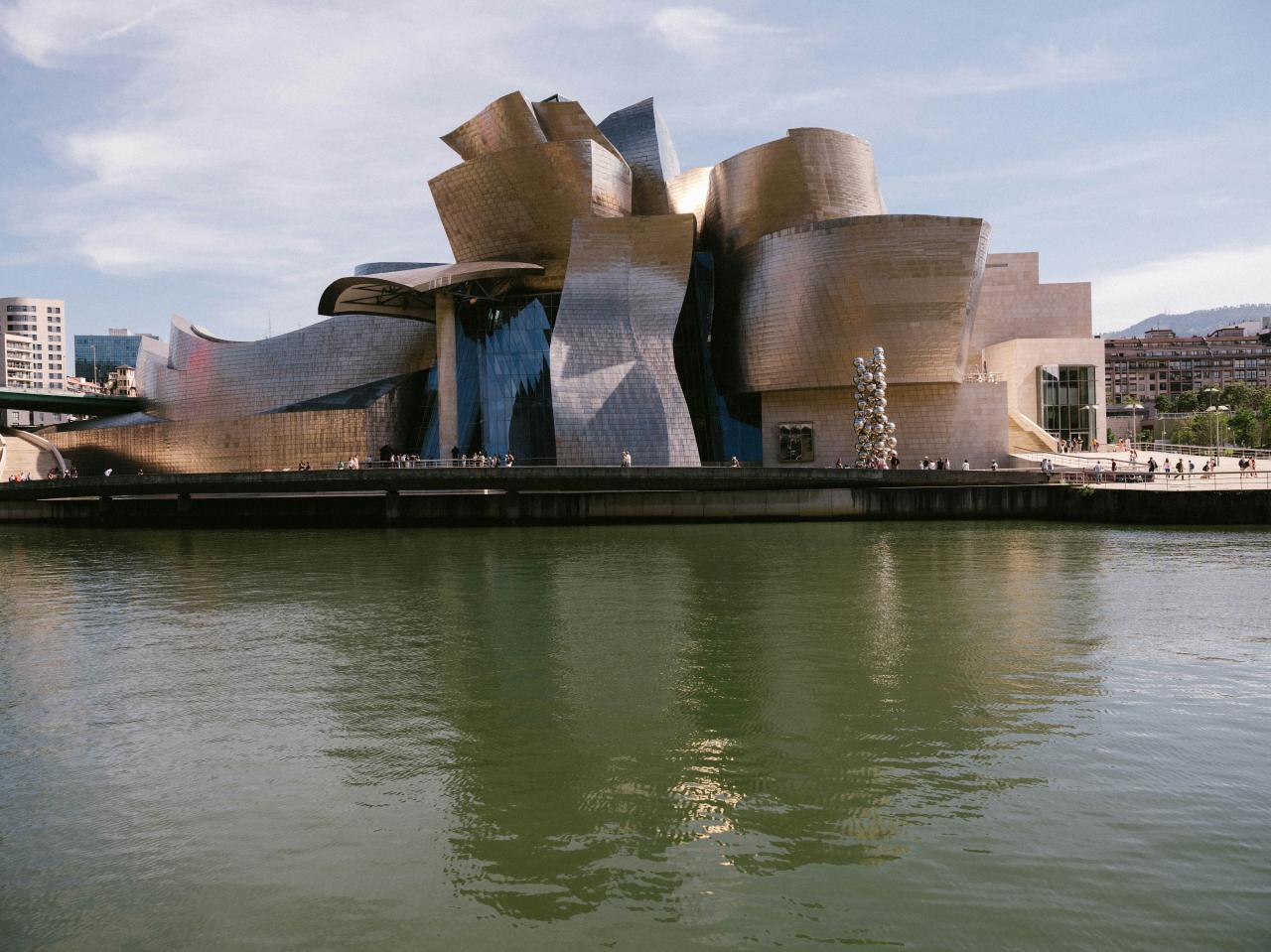 Moody himmel over den unike bygningen til Guggenheim i Bilbao.