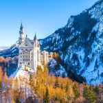 Neuschwanstein, Tyskland - 1. februar 2019: Vakker utsikt over det verdensberømte slottet Neuschwanstein, Tyskland Vakkert utsikt over det verdensberømte slottet Neuschwanstein, det romanske vekkelsespalasset fra det nittende århundre bygget for kong Ludwig II på en robust klippe nær Fussen, sørvest i Bayern, Tyskland 1177375283 neuschwanstein, landskap, utsikt, landemerke, vakker, alper, berømt, alpin, kongelig, bayersk, fortelling, europeisk, tysk, destinasjon, hohenschwangau, fantastisk, attraksjon, bygning, naturskjønn, natur, panorama, ludwig, konge, schloss, svanestein, populær, verden, romantisk Vakker utsikt over verdensberømte Neuschwanstein Slott, sørvest i Bayern, Tyskland.