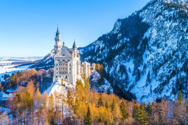 Neuschwanstein, Tyskland - 1. februar 2019: Vakker utsikt over det verdensberømte slottet Neuschwanstein, Tyskland Vakkert utsikt over det verdensberømte slottet Neuschwanstein, det romanske vekkelsespalasset fra det nittende århundre bygget for kong Ludwig II på en robust klippe nær Fussen, sørvest i Bayern, Tyskland 1177375283 neuschwanstein, landskap, utsikt, landemerke, vakker, alper, berømt, alpin, kongelig, bayersk, fortelling, europeisk, tysk, destinasjon, hohenschwangau, fantastisk, attraksjon, bygning, naturskjønn, natur, panorama, ludwig, konge, schloss, svanestein, populær, verden, romantisk Vakker utsikt over verdensberømte Neuschwanstein Slott, sørvest i Bayern, Tyskland.